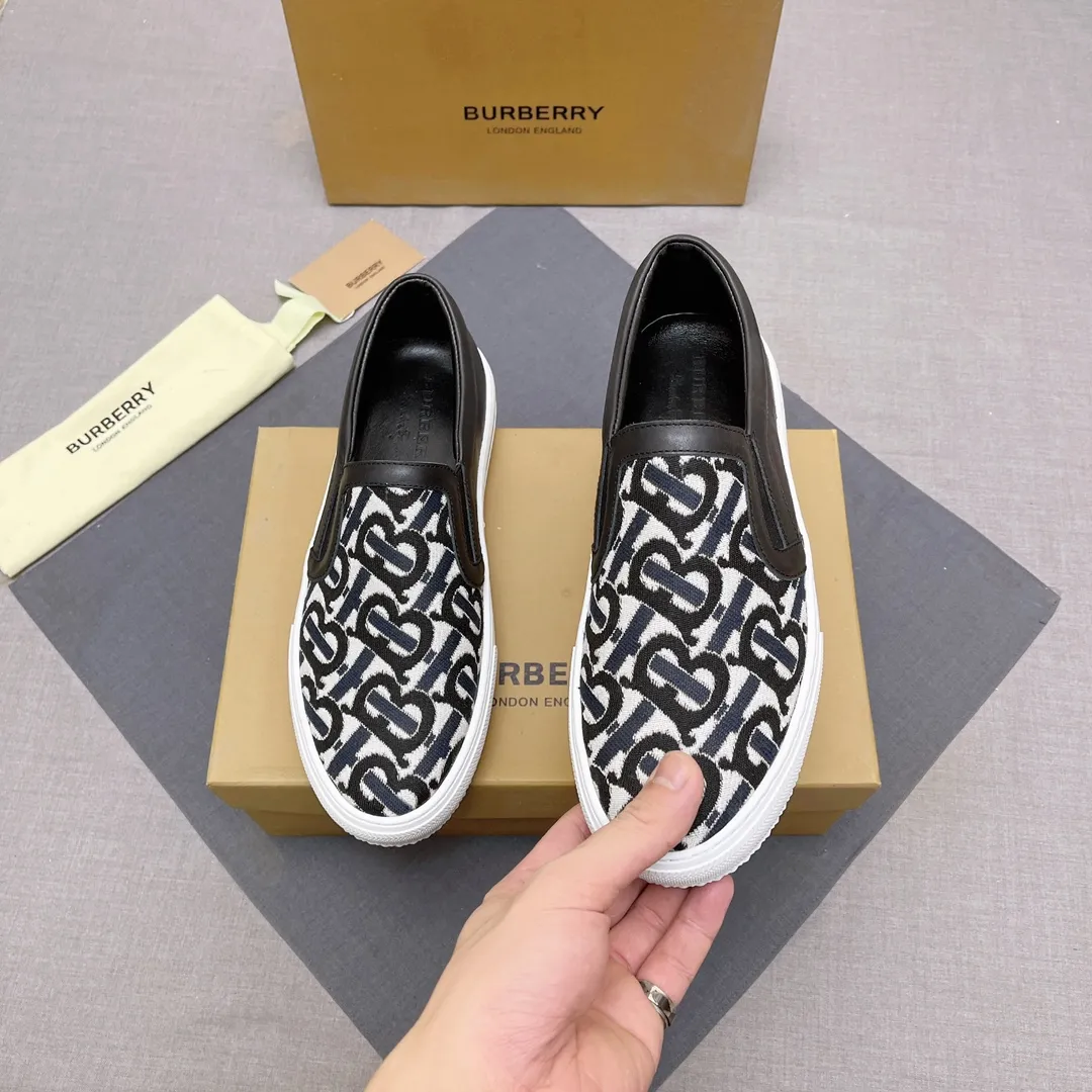 ◾️▫️P380. B's 2025 spring and summer new product, men's classic low-top slip-on sneakers, made of classic retro B's printed canvas material, spliced ​​with layered calfskin, and decorated with a new brand logo. First-layer cowhide lining, embossed Burberry logo on the heel, and original TPU outsole! Size: 38-45 No. 004